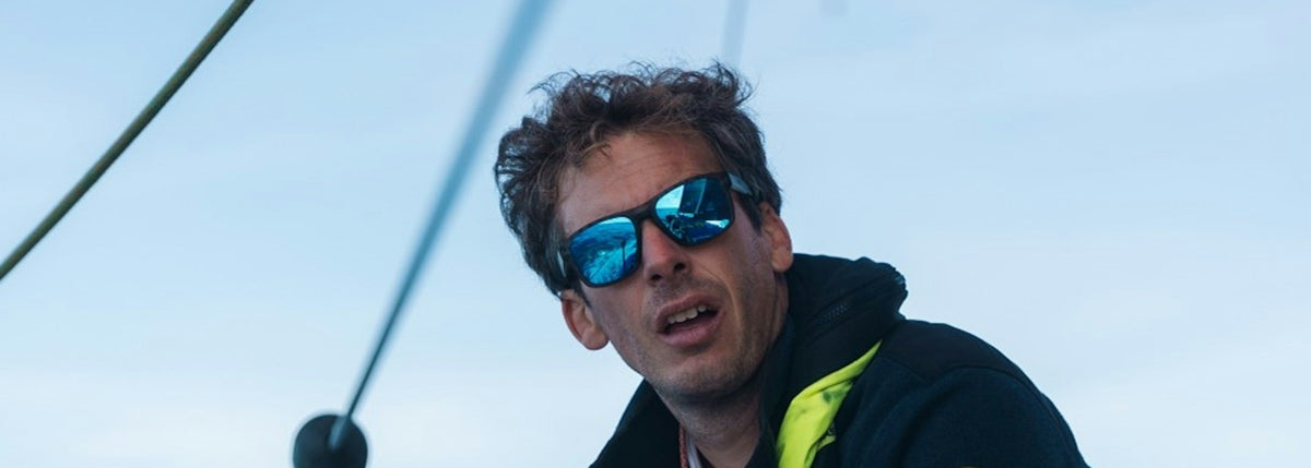 Navegante con lentes de sol Julbo a bordo