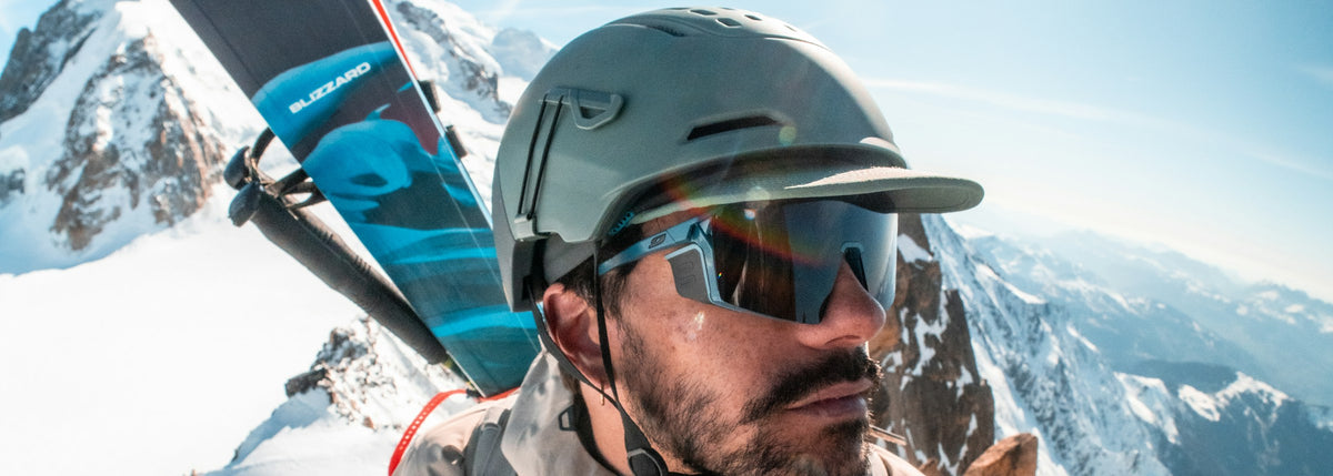 Montañista con lentes de glaciar Julbo en alta montaña