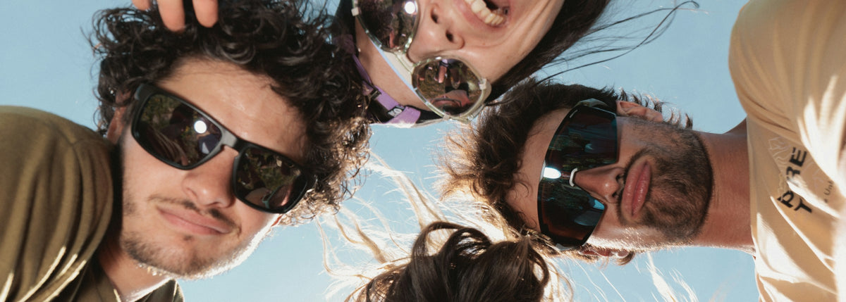 Grupo de amigos con lentes de sol Julbo en la montaña