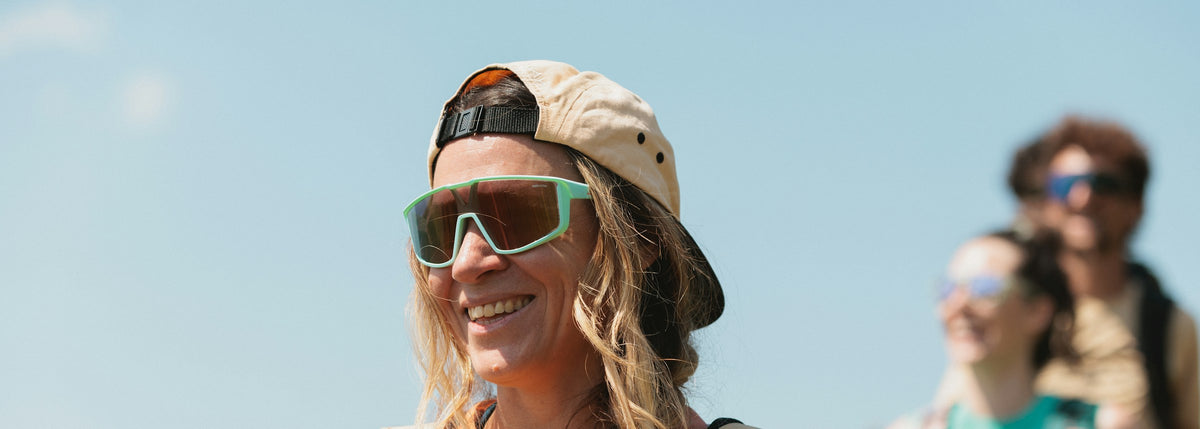 Senderistas con lentes de sol Julbo