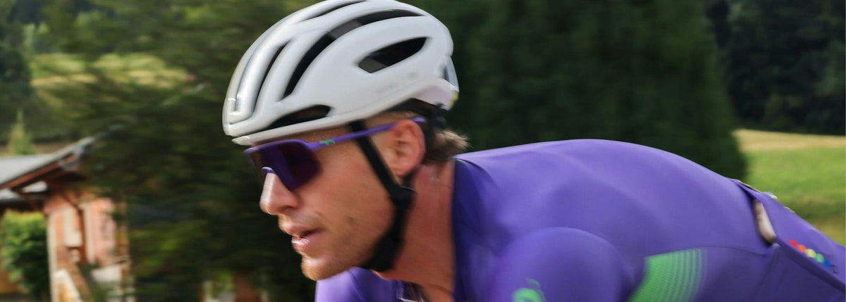 Ciclista con lentes y casco Julbo