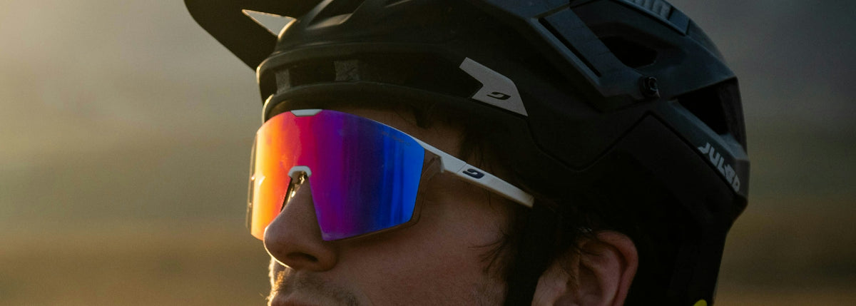 Ciclista con casco de bicicleta Julbo Forest