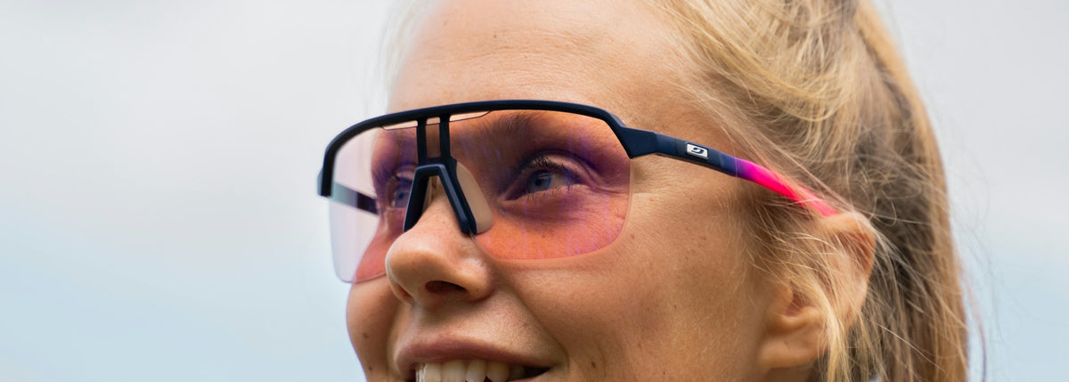 Mujer con lentes de sol Julbo Frequency