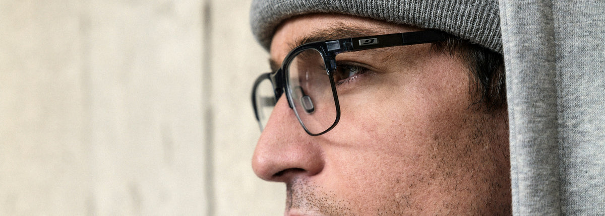Hombre con lentes ópticos Julbo